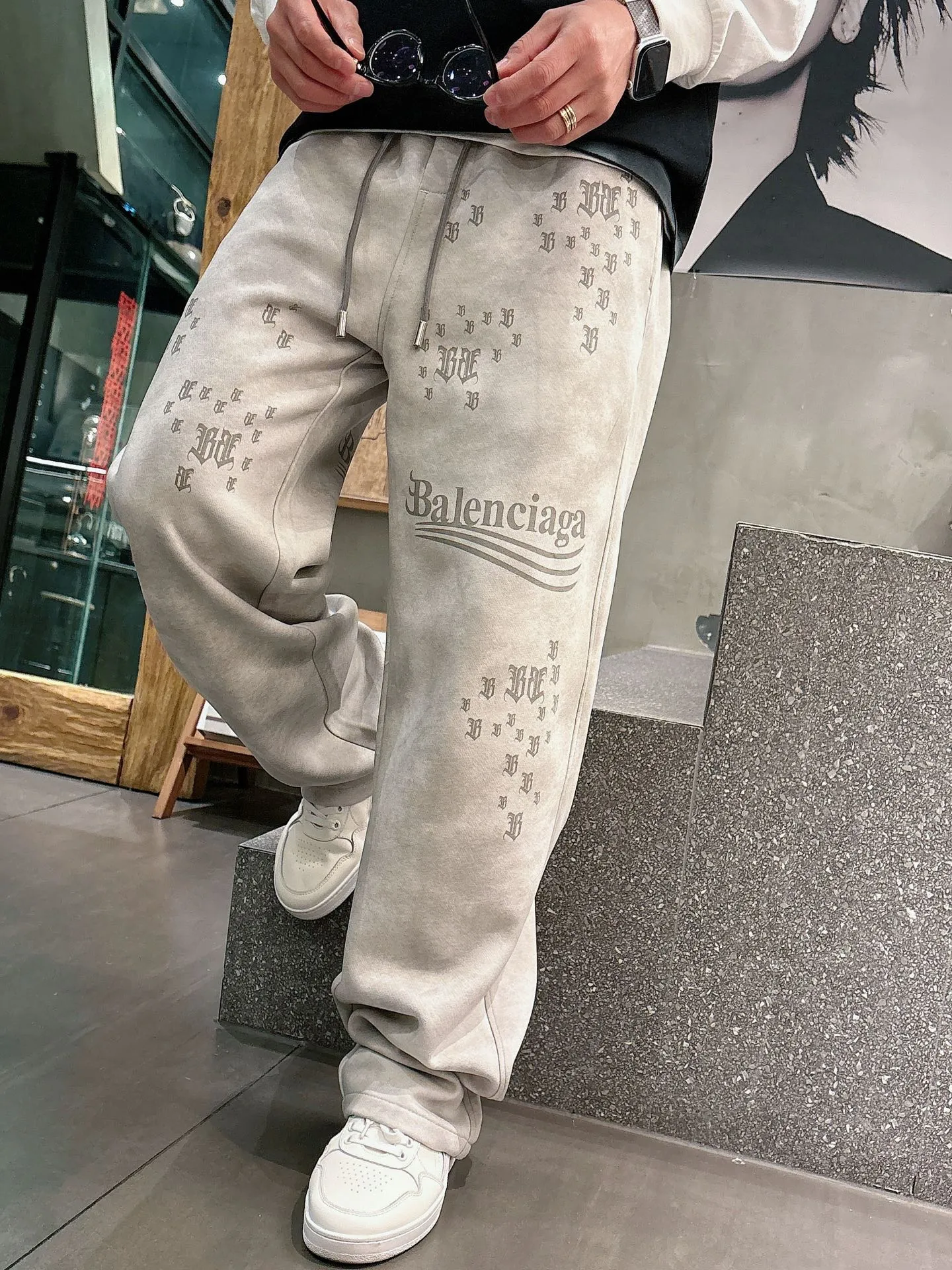 Balenciaga 🆕2026 Autumn and Winter New Arrival Casual Pants! The official website will be released simultaneously. Brand Classic LOGO casual pants, customized fabrics, excellent comfort and strong touch. Highly recognisable, perfect appearance and craftsmanship. Size:M-3XL